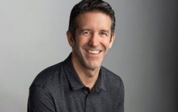 Profil John Ternus, Arsitek Produk Apple yang Disebut-sebut Calon Kuat Pengganti Tim Cook