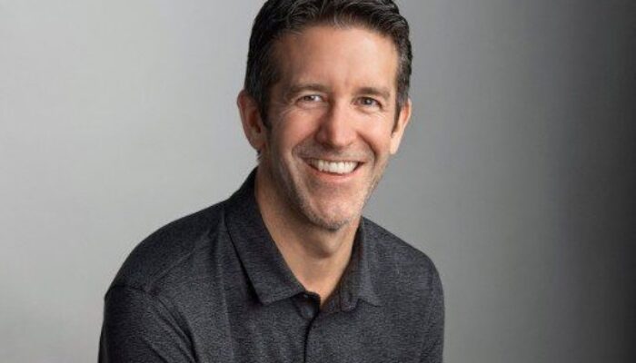 Profil John Ternus, Arsitek Produk Apple yang Disebut-sebut Calon Kuat Pengganti Tim Cook