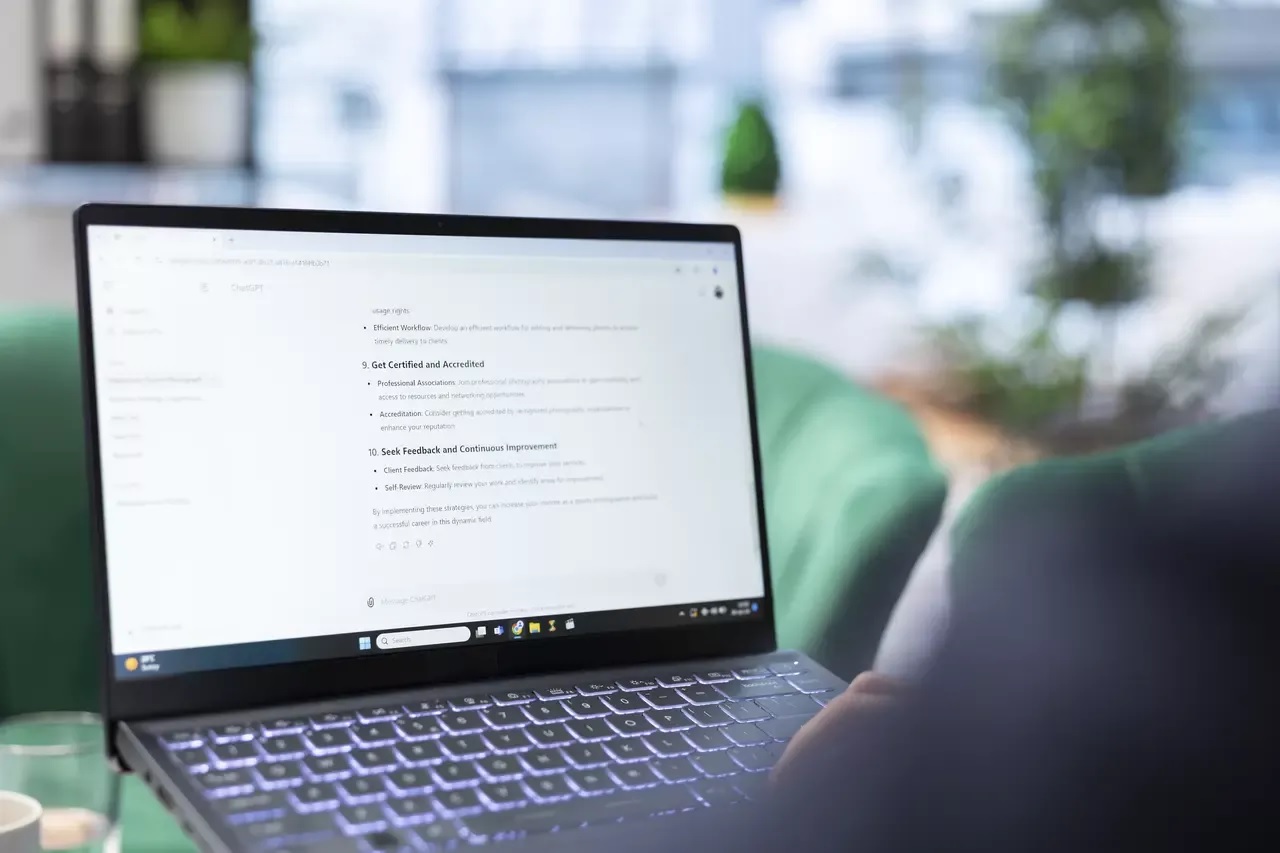 10 Aplikasi AI yang Bisa Membantu Menulis Artikel, Desain, dan Edit Video